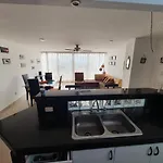 Acogedor apartamento con excelente vista al mar.